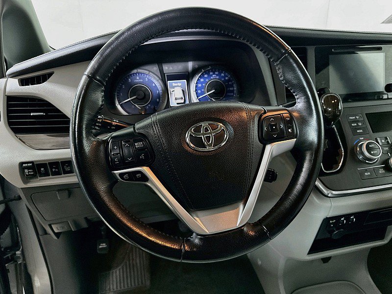 Used 2015 Toyota Sienna XLE w/ XLE Navigation Package FWD image 12