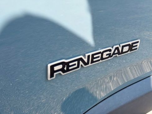 Used 2017 Jeep Renegade Latitude w/ Popular Equipment Group FWD image 15