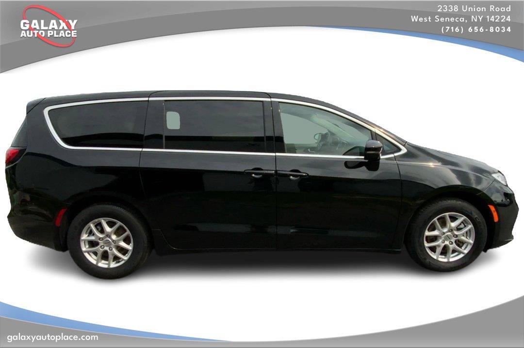 Used 2024 Chrysler Pacifica Touring-L FWD image 4