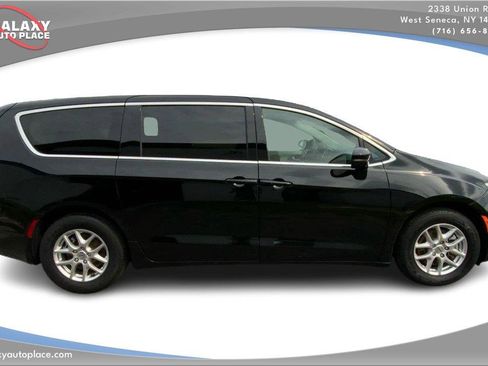 Used 2024 Chrysler Pacifica Touring-L FWD image 4