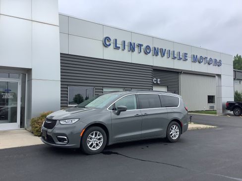 Used 2022 Chrysler Pacifica Touring-L FWD image 1