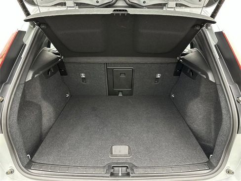 Certified 2025 Volvo XC40 B5 Core image 24