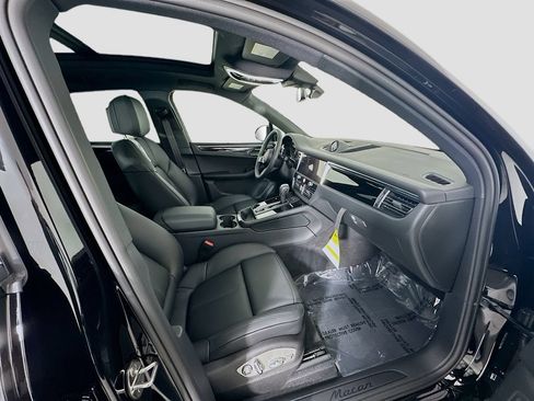 Certified 2026 Porsche Macan AWD/4WD image 30