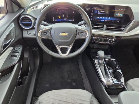 Certified 2025 Chevrolet Trax LT w/ LT Convenience Package FWD image 14