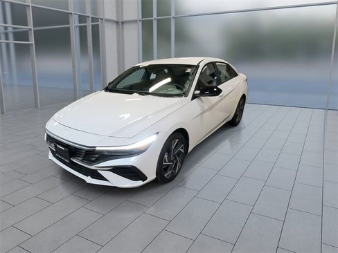 Certified 2025 Hyundai Elantra Sport image 4