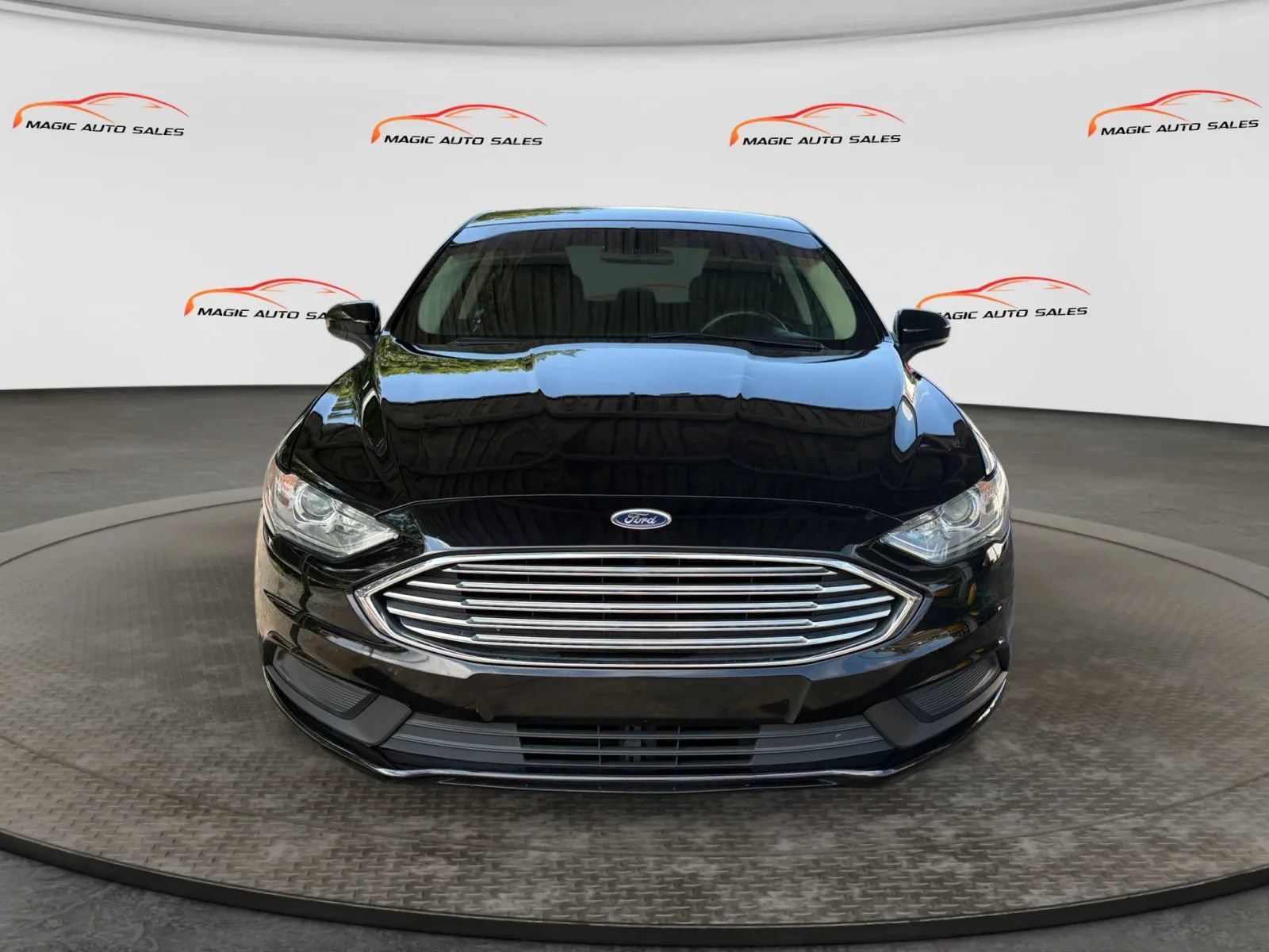Used 2017 Ford Fusion SE w/ Fusion SE Technology Package FWD image 3