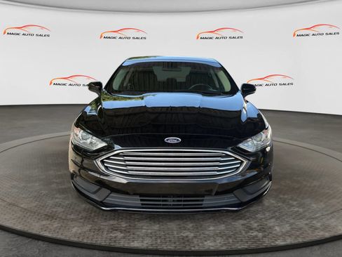 Used 2017 Ford Fusion SE w/ Fusion SE Technology Package FWD image 3