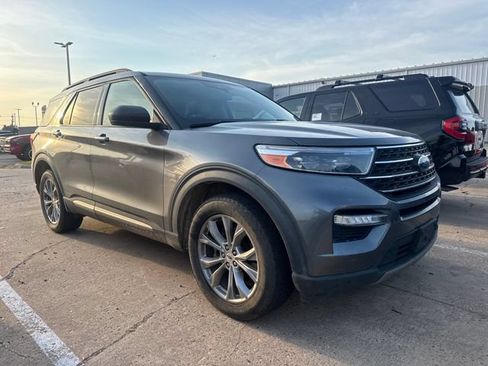 Used 2022 Ford Explorer XLT w/ Equipment Group 202A AWD/4WD image 2