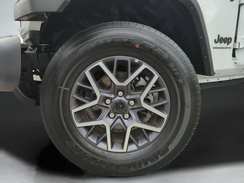 Used 2025 Jeep Wrangler Unlimited Sahara AWD/4WD image 46