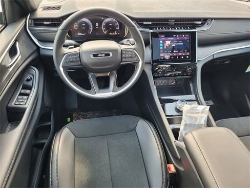 New 2025 Jeep Grand Cherokee L Altitude image 10