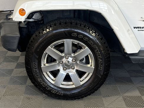 Used 2016 Jeep Wrangler Unlimited Sahara w/ Dual Top Group AWD/4WD image 12