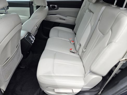 Used 2023 Kia Sorento S FWD image 17