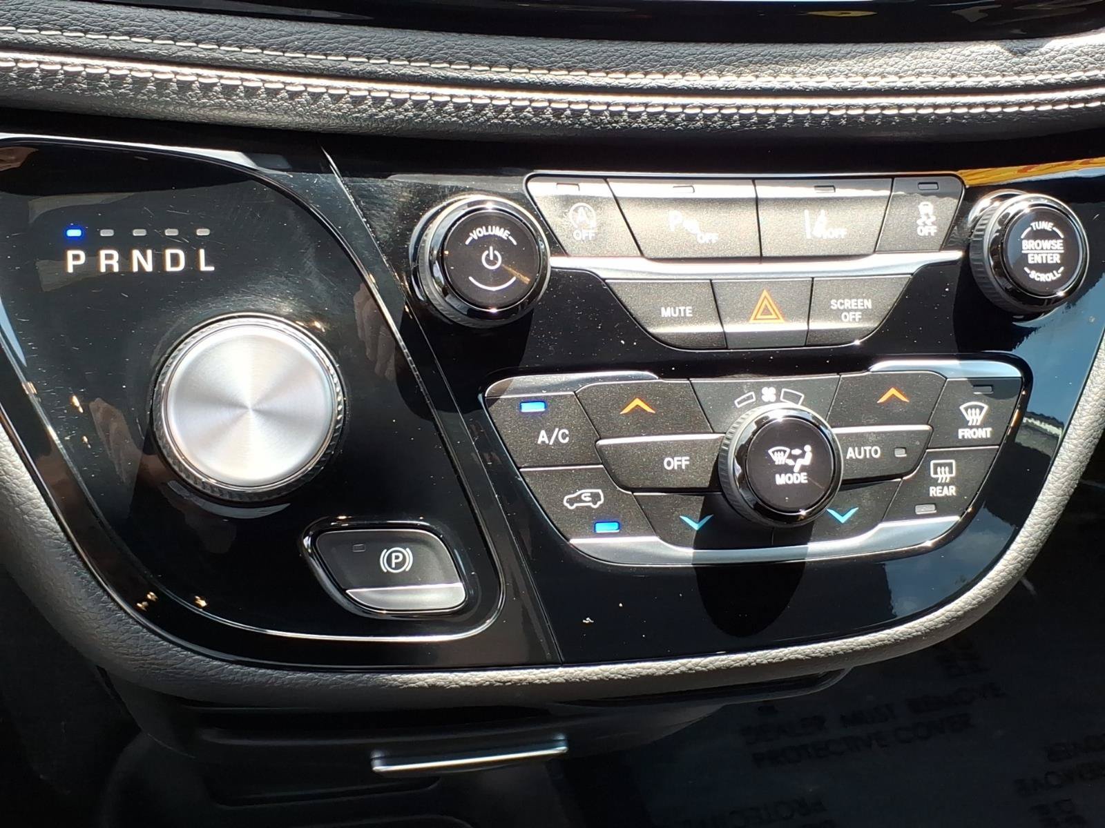 Used 2022 Chrysler Pacifica Touring FWD image 14