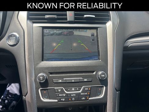 Used 2017 Ford Fusion SE w/ Fusion SE Technology Package FWD image 19