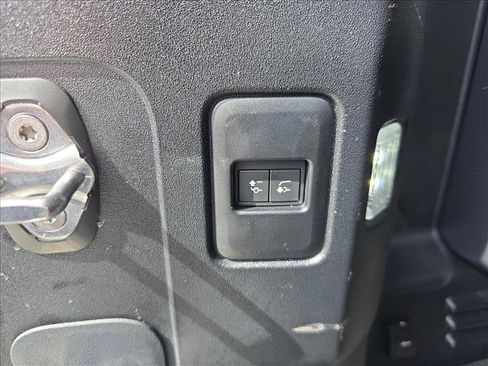 Certified 2025 Land Rover Defender 110 X-Dynamic SE AWD/4WD image 13