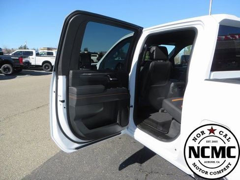 Used 2025 GMC Sierra 2500 AT4 image 45