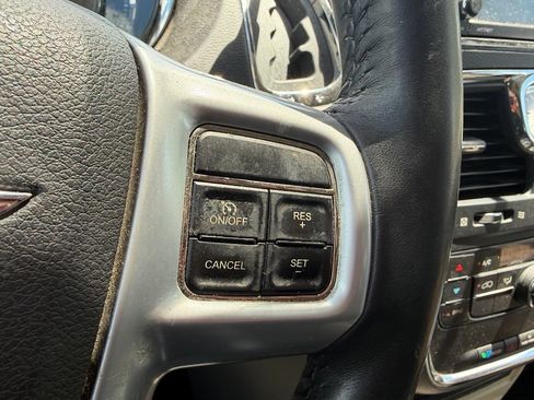 Used 2013 Chrysler Town & Country Touring FWD image 17
