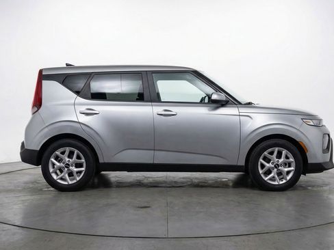 Used 2025 Kia Soul LX w/ LX Technology Package FWD image 11