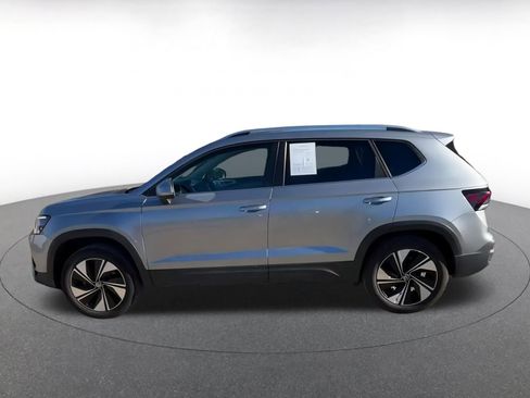 Used 2025 Volkswagen Taos SE image 10