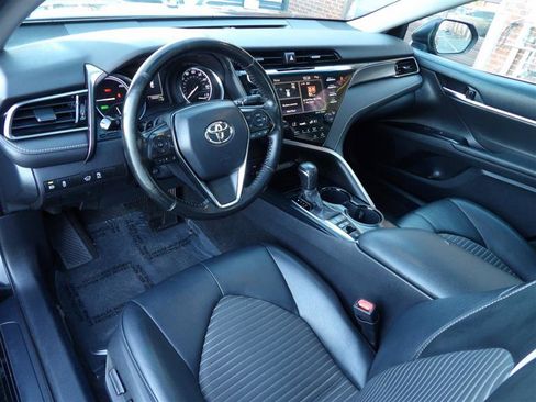 Used 2020 Toyota Camry SE w/ Sunroof Package image 12