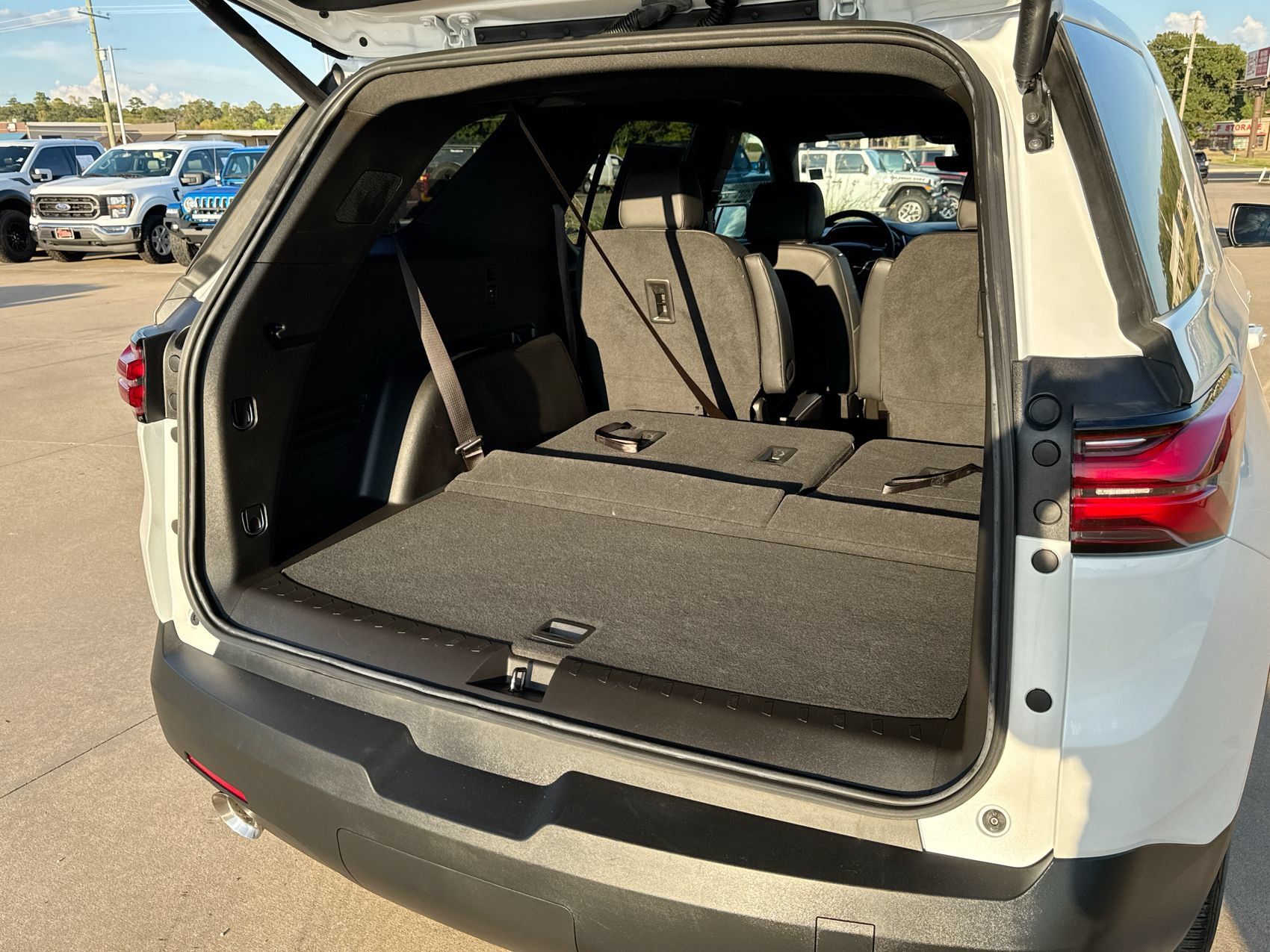 Used 2023 Chevrolet Traverse RS FWD image 23