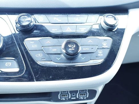 Certified 2023 Chrysler Pacifica Touring-L FWD image 33