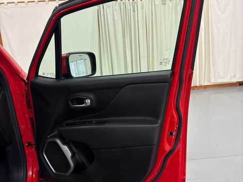 Used 2020 Jeep Renegade Altitude FWD image 26