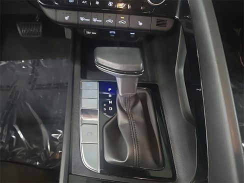 Certified 2025 Hyundai Elantra SEL image 28