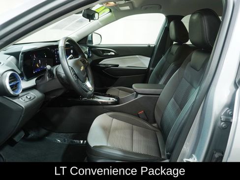 Used 2024 Chevrolet Trax LT w/ LT Convenience Package FWD image 2