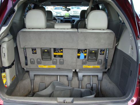 Used 2014 Toyota Sienna XLE image 34