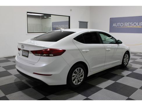 Used 2017 Hyundai Elantra SE image 4