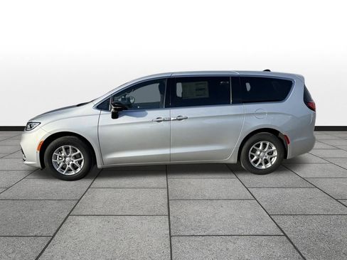 New 2026 Chrysler Pacifica Select image 2
