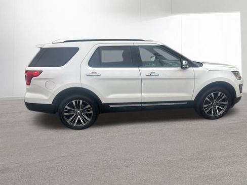 Used 2016 Ford Explorer Platinum image 2