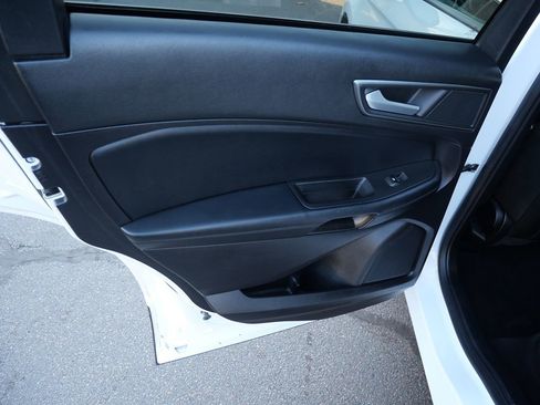 Used 2021 Ford Edge SE image 18