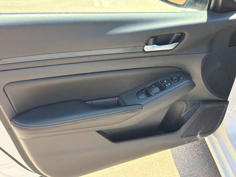 Used 2025 Nissan Altima 2.5 SV FWD image 10