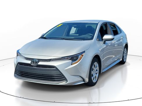 Certified 2025 Toyota Corolla LE FWD image 3