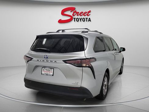 Used 2023 Toyota Sienna LE image 4