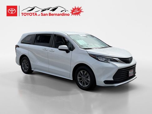 Certified 2023 Toyota Sienna LE FWD image 7