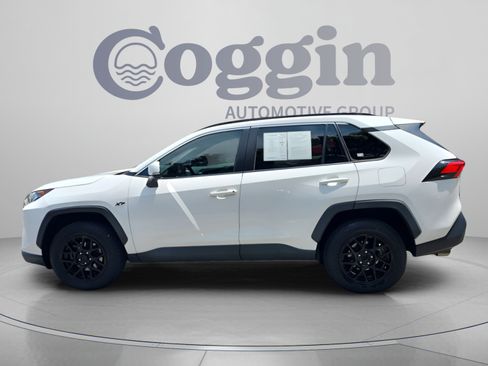 Used 2021 Toyota RAV4 XLE FWD image 2