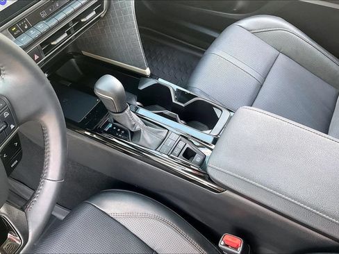 Used 2025 Toyota Camry XLE FWD image 17