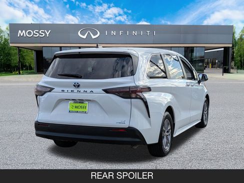 Used 2023 Toyota Sienna LE image 8