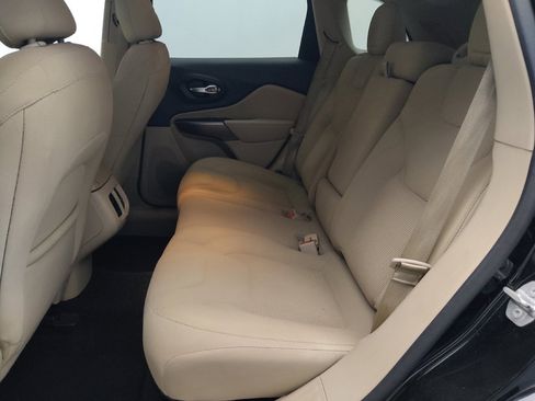 Used 2020 Jeep Cherokee Latitude FWD image 18