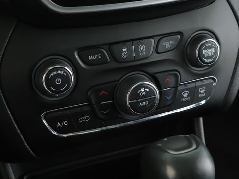 Used 2019 Jeep Cherokee Limited w/ Technology Group AWD/4WD image 15