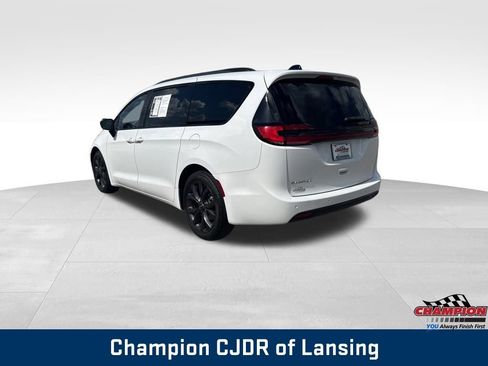 Used 2025 Chrysler Pacifica Limited FWD image 3