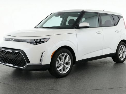 Used 2025 Kia Soul LX w/ LX Technology Package image 3