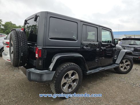 Used 2017 Jeep Wrangler Unlimited Sahara w/ Dual Top Group AWD/4WD image 6