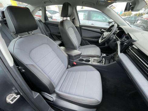 Used 2025 Volkswagen Jetta SE image 36