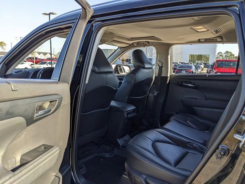 Used 2021 Toyota Highlander XLE image 38