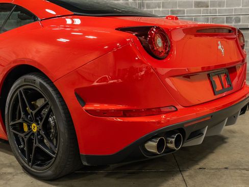 Used 2015 Ferrari California T RWD image 25