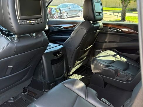 Used 2018 Cadillac Escalade Luxury RWD image 8